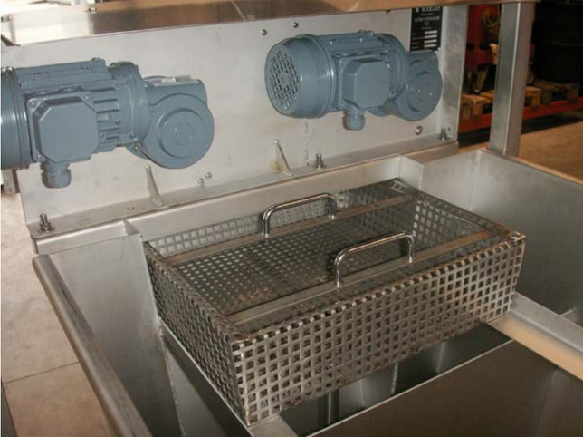 Sludge trap device for oil separation with oil skimmer.