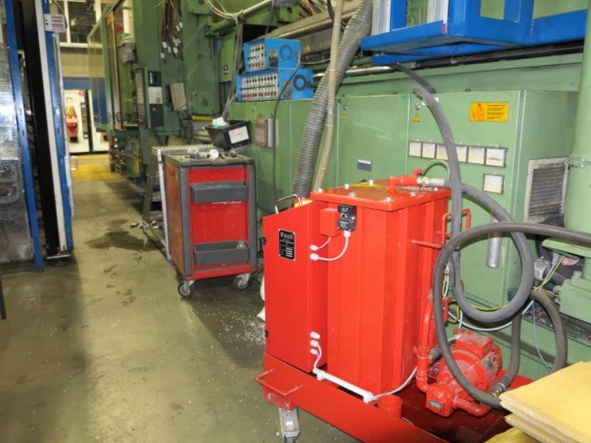 Electrostatic oil cleaning system during operation