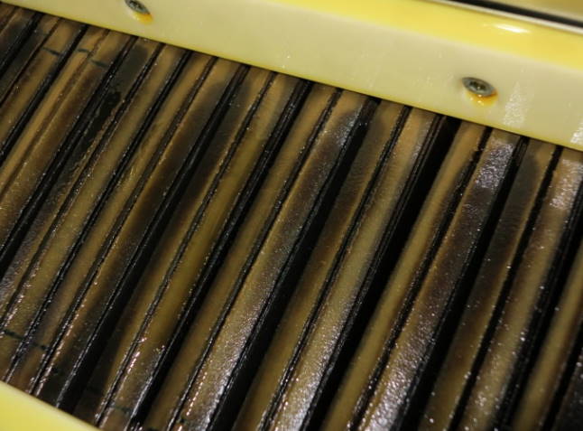 Oxydation product and sluge on the surface of the cleaning elements