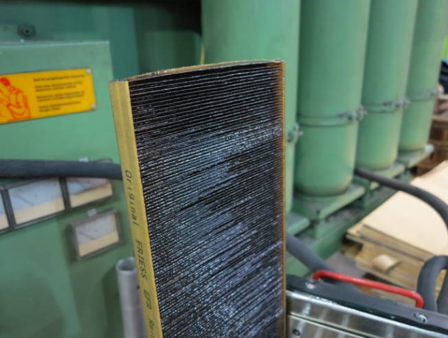 The sludge collected on the surface of the cleaning elements was settled on the surface of the hydraulic components