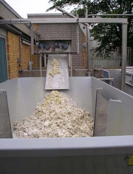 Container with dewatering sieves at each sides of the container.