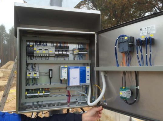 Control cabinet for oil skimmer